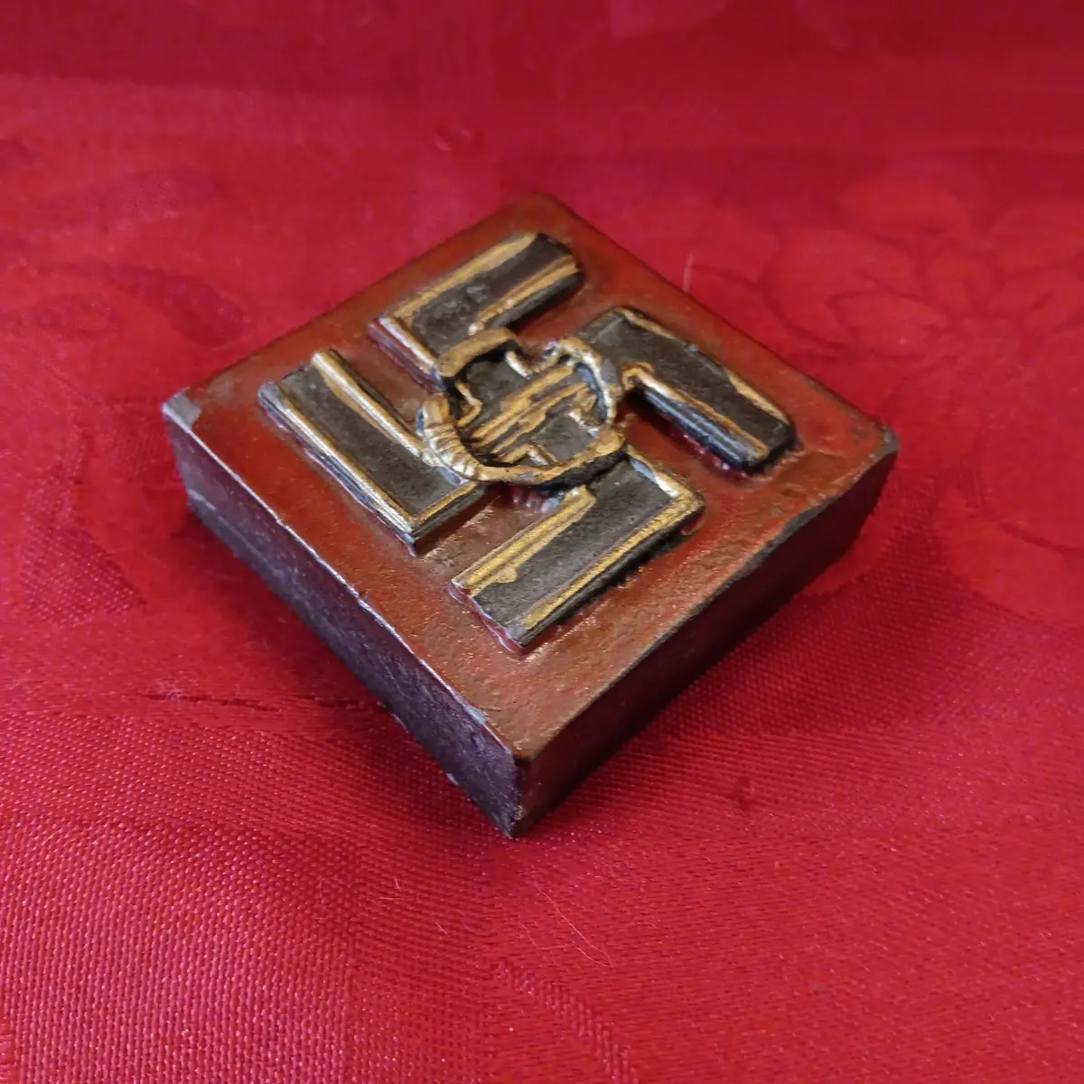 Lead Wwii Natzi Swastika Symbol 1
