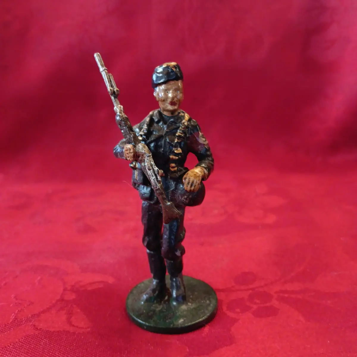 Lead Wwii Natzi German Soldier W/ Rifle 1