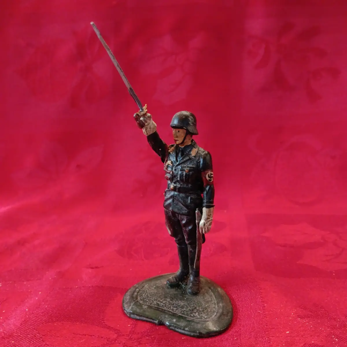 Lead Wwii Natzi German Soldier Raising Sword 1
