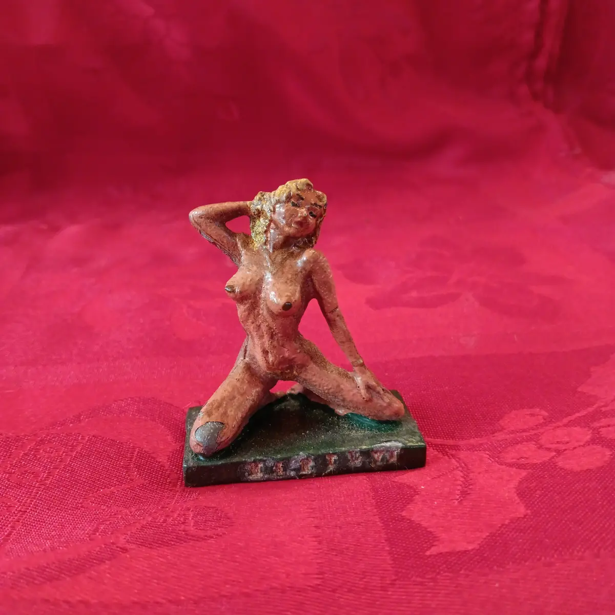 Lead Erotic Woman Naked Woman On Knees 1