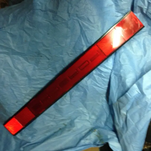 911 Rear Center Reflector 1987-89 - 911.633.123.02 1