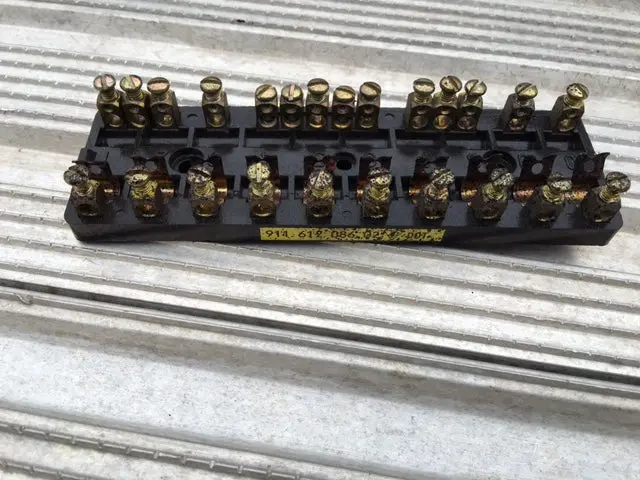 911 Fuse Holder Box 10 Pin Front 1987-89 - 911.612.086.02 1