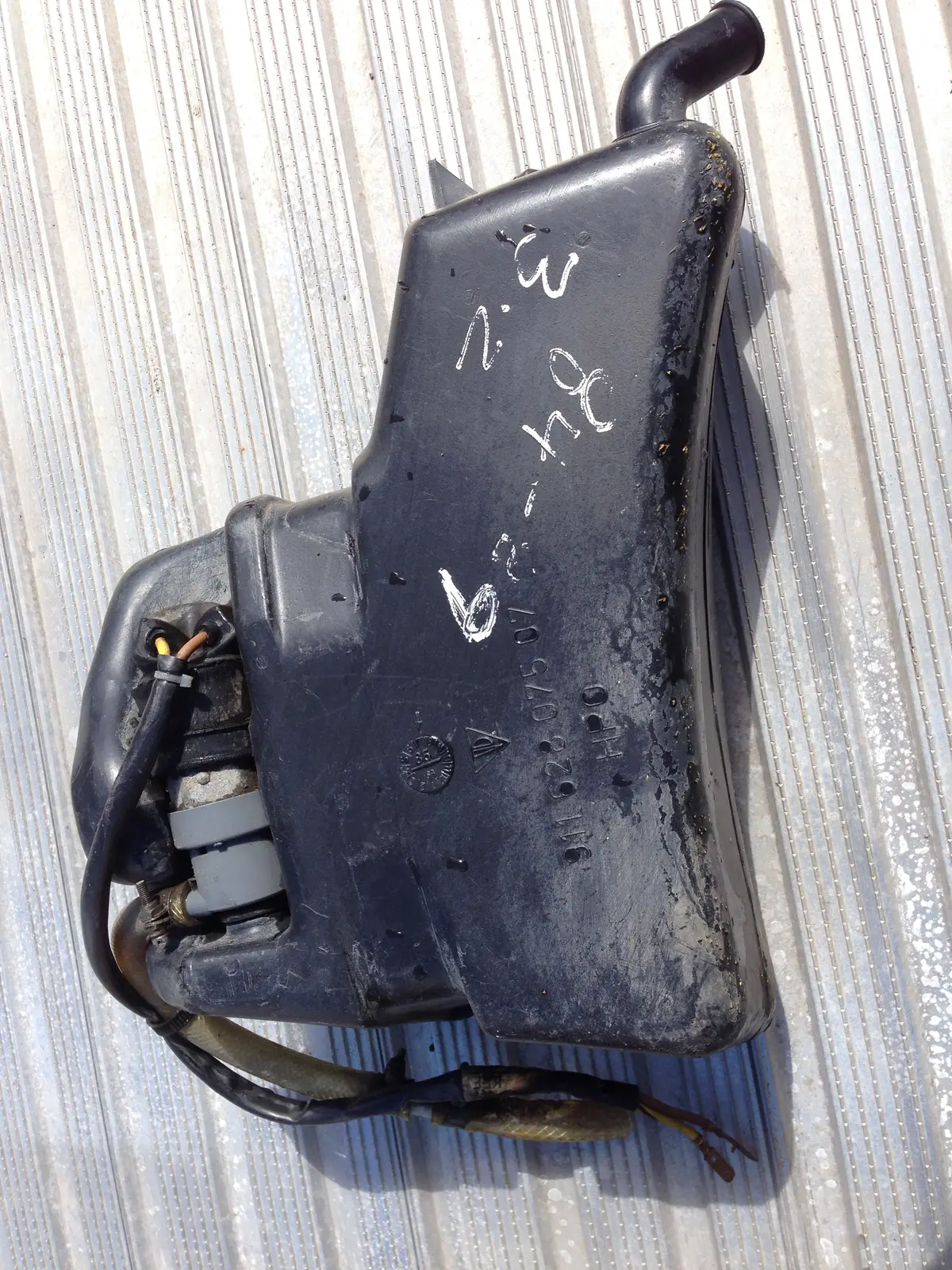 911 Windshield Wiper Fluid Reservoir With Pump Opening Hole Bare No Pump 1980+ 1