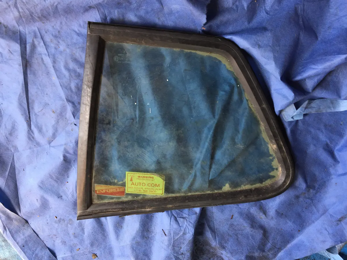 944 Quarter Window Left Driver With Seal  944.557.321.00 - 447.845.311A 1