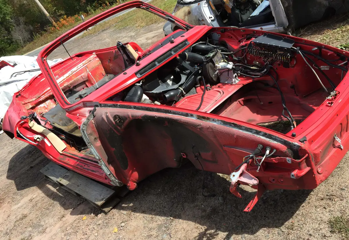 911 Body Shell Cabrio Guards Red 1987 With Wiring Harness Has Fresh Air - Fuse Box - Master Cylinder - A/C Intact In Smuggler's Box. Cut In Half. 1