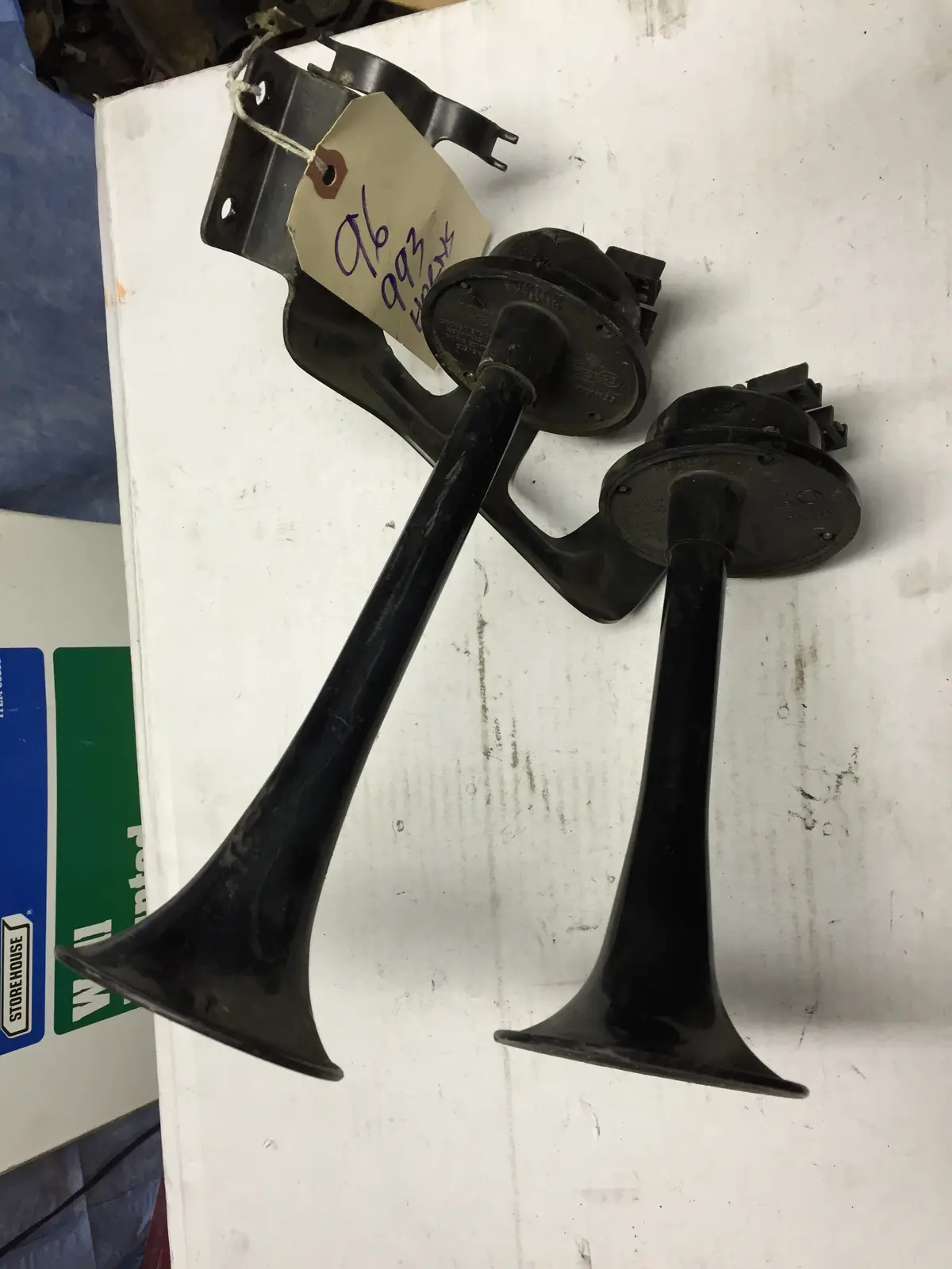 993 Horn Assembly Includes High-Pitched And Low-Pitched Horns And Support Bracket - 911.635.101.20 1