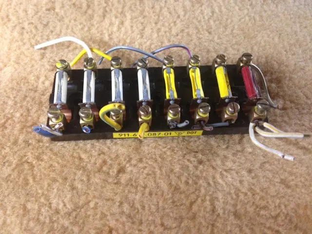 911 Fuse Block 8-Pin 1973-89 1