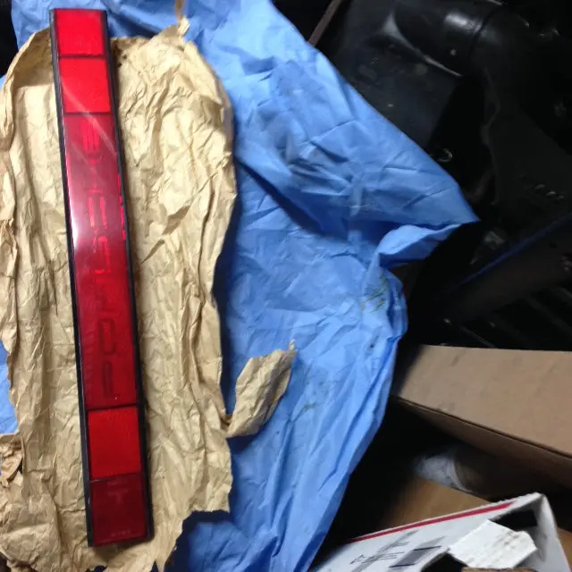 911 Rear Center Reflector 1987-89 Number 81 Has One Broken Tab Missing. Rear Has Smoke And Heat Damage On Drivers Side. - 911.633.123.02 1