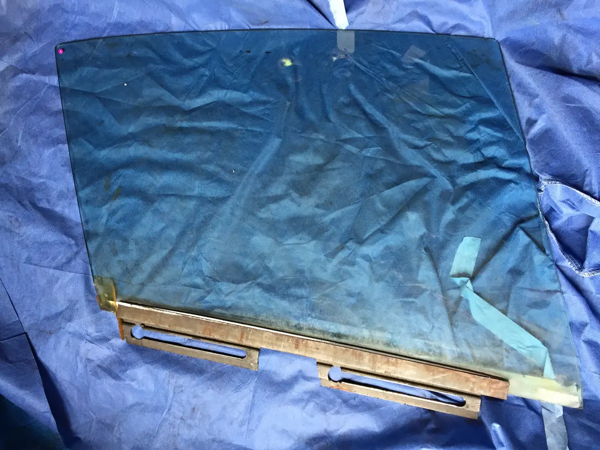 911 Door Glass Left With Lifting Channel Non-Tinted Roll Up Style Passenger 1970 - 911.542.101.40 1