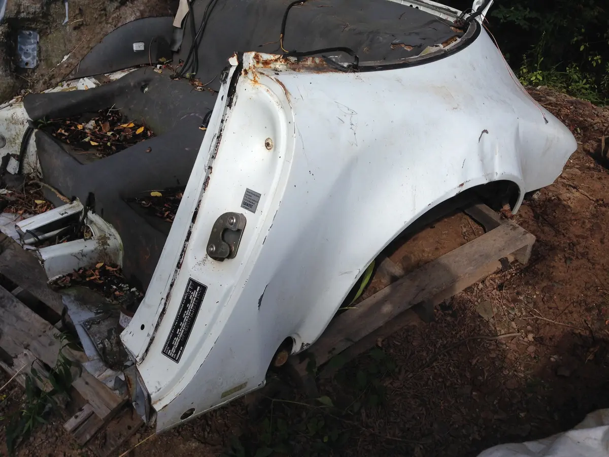 911 Rear Clip Cabriolet Cut Through Tunnel Short - No Door Jam - Right Corner Decent - White 1987 - 2
