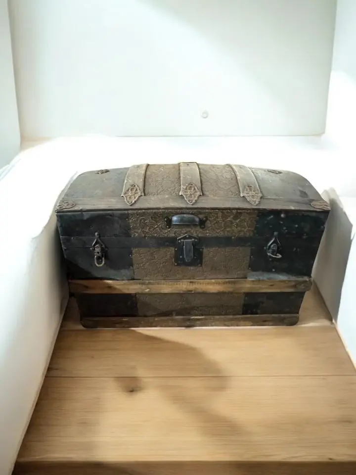Antique 1880S Humpback Trunk Chest 1