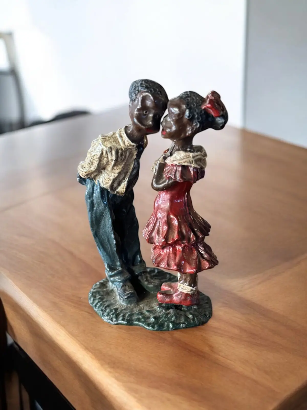 Lead Black Americana Kissing 1